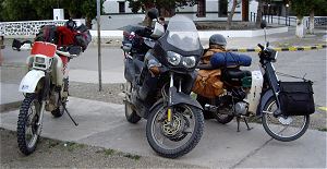 Mijn motor en de brommers van Axel en Cyrus